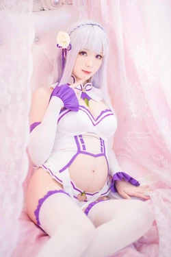 [霜月Shimo] re.zero-Emiliam-Cosplayer-pregnant [AI Generated] 作品封面