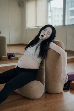 Pre Natal Yoga: A Tragedy (AI Generated) 作品封面